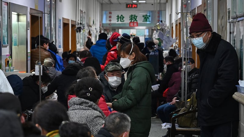 2020年1月25日，人满为患的病患在武汉市红十字会医院等待医治。 （法新社）