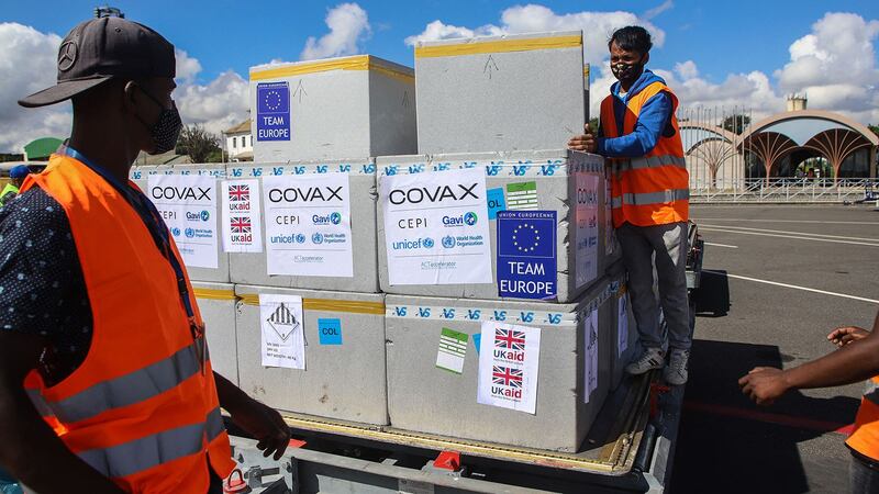 2021年 5 月 8 日,成箱的 Covid-19 疫苗乘飞机抵达马达加斯加共和国首都塔那那利佛的国际机场,这是 Covax 计划的一部分,该计划旨在确保公平获得 Covid-19 疫苗接种。(法新社图片)