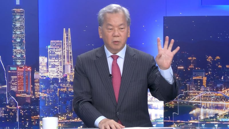 中国文化大学国家发展及中国大陆研究所兼职教授陈松兴表示,股市下滑显示,市场认为三中全会改革无新意。(截屏自节目)