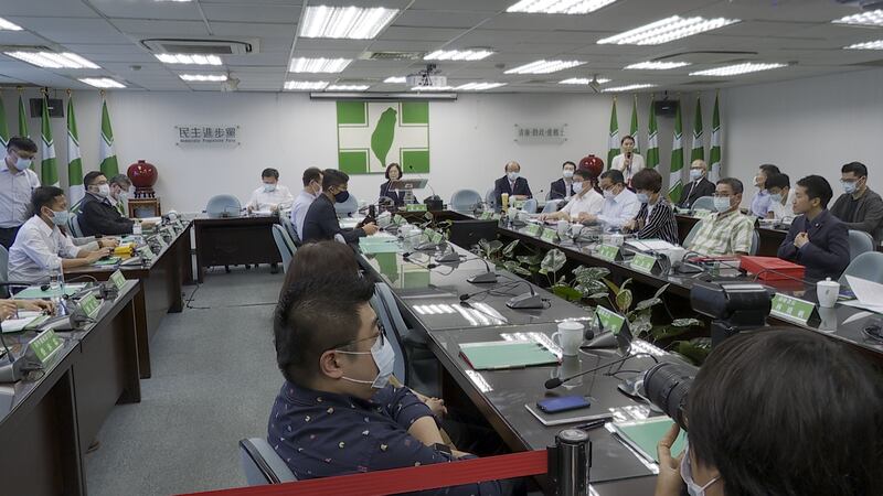 民进党主席蔡英文12日在民进党中常会前,发表谈话谴责港府逮捕黎智英等人士是以“港区国安法”侵害香港自由人权。(李宗翰摄)