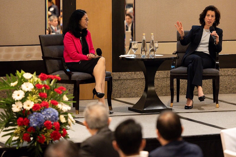 美国商务部长雷蒙多 (右) 2024年3月12日在马尼拉与菲律宾和美国商业协会会晤时强调,美国"全力投注"在菲律宾身上(We are all in the Philippines)。 (路透社图片)