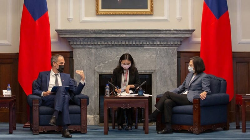 2021年11月4日,台湾总统蔡英文在总统府接见欧洲议会“外来势力干预欧盟民主程序”特别委员会代表团。(台湾总统府提供)