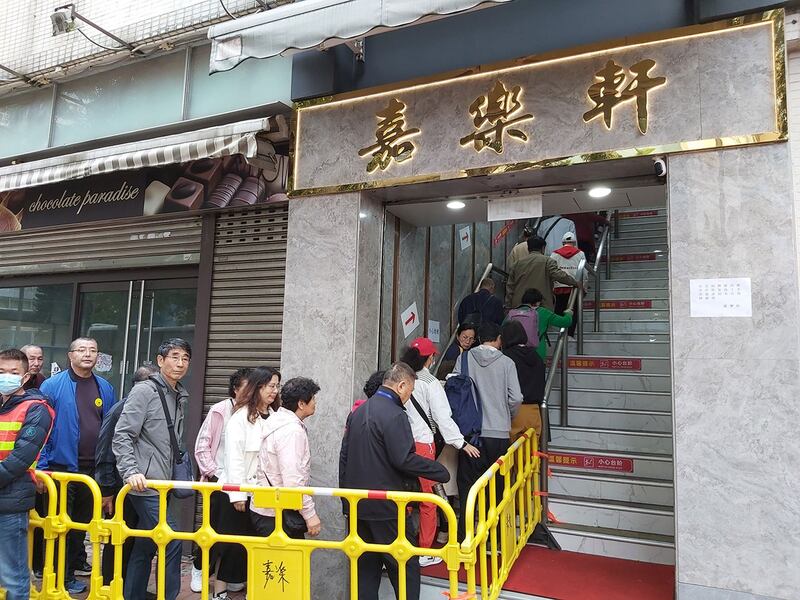 大陆旅行团进入香港土瓜湾一家餐厅用餐。港府表明,以侮辱性言语形容中国大陆旅客,属于煽动罪范围。(记者 高锋摄)