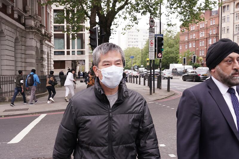 三名被告获准保释,被告Chung Biu Yuen自行步出法院,未有发言。 (记者石头摄)