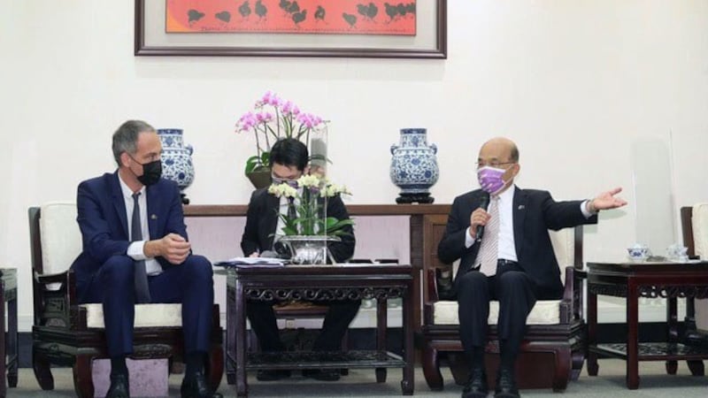 欧洲议会访问团一行人3日抵台首日即拜会台湾行政院长苏贞昌（右），左为团长古斯曼。（行政院提供）