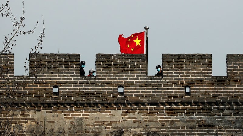 报告并以中国处理疫情不力作引子,全面抨击中共掠夺性的经济政策、传播假资讯、侵犯人权、知识产权等。图为,2020年3月24日,戴着防护口罩的保安人员在八达岭长城上。(美联社)