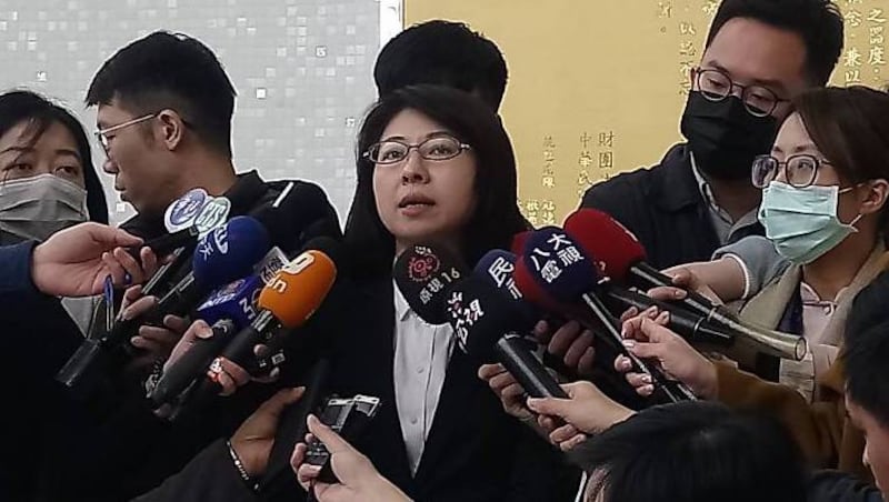 海基会发言人蔡孟君10日说明千里送药过程。(海基会提供)