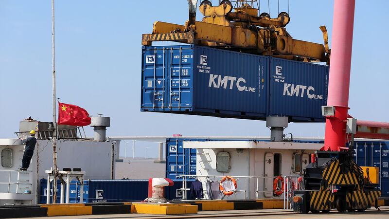 中国海关总署在本月7日所公布的数据显示,5月份中国的出口达1.46万亿人民币,增幅为1.4%,进口则有1.01万亿元,下降12.7%。(路透社图片)