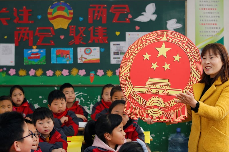 网民认为这是对学生进行大规模“洗脑”运动。（路透社资料图片）