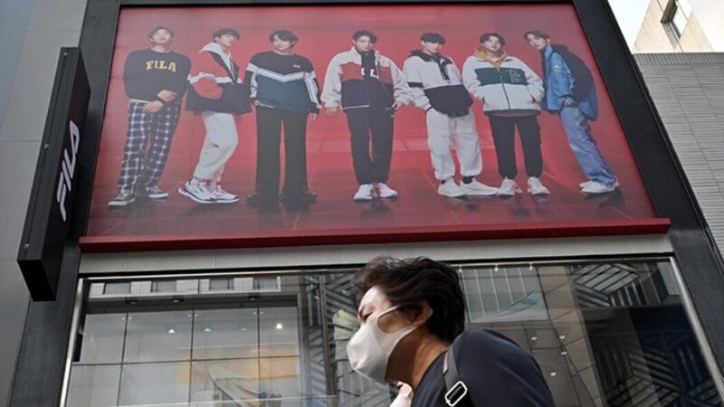 韩国流行乐队“防弹少年团”为体育用品商菲乐所做的广告。（法新社）