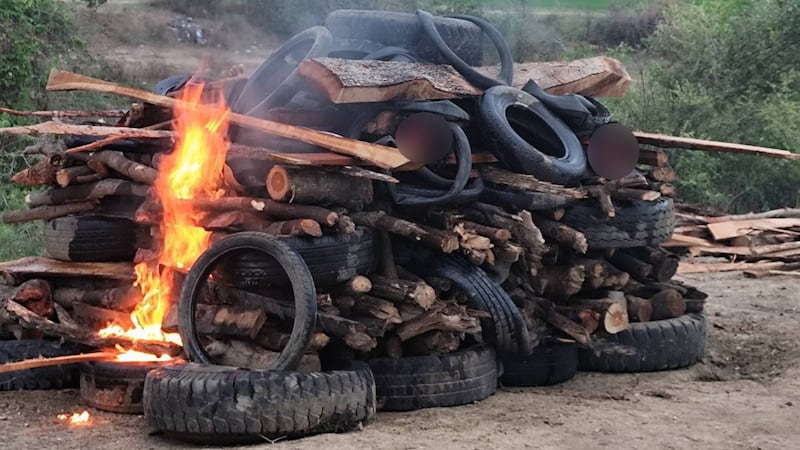 စစ်ကိုင်းတိုင်း၊ ဒီပဲယင်းမြို့နယ် မကြီးအုပ်ရွာအား စစ်ကောင်စီတပ်မှ ဗုံးကြဲခဲ့သဖြင့် သေဆုံးခဲ့သူတချို့၏ ရုပ်အလောင်းများအား ၂၀၂၄ ခုနှစ်၊ မေလ ၁၂ ရက်နေ့က သင်္ဂြိုဟ်ခဲ့စဉ်။ (ဒီပဲယင်းမြို့နယ် မီးဘေး၊ စစ်ဘေး၊ ပညာရေးနဲ့ ကူညီစောင့်ရှောက်ရေးအဖွဲ့ ဓာတ်ပုံ)