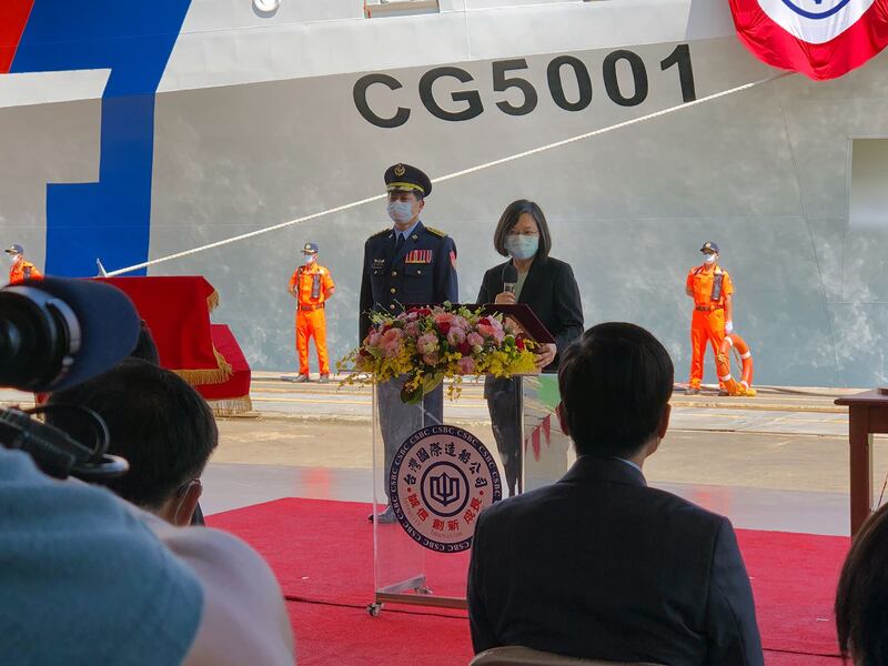 蔡英文总统1日主持台湾自造最大海巡舰4000吨“嘉义舰”下水典礼。(记者李宗翰摄)