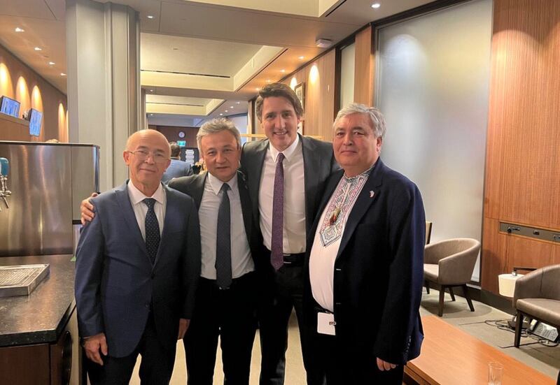 总理特鲁多(右二)与世界维吾尔代表大会主席多里坤·艾沙(左二)和维吾尔人权倡导项目执行总监托赫蒂(右一)合影。(Omer Kanat推特)