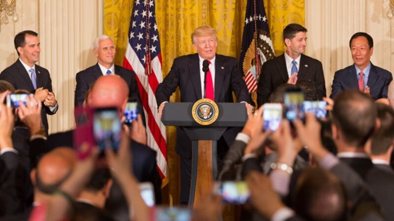 2017年7月26日,美国总统特朗普(中)、与台湾鸿海集团董事长郭台铭(右一),在白宫见记者,宣布鸿海旗下的富士康,将在威斯康星州设厂。(美国白宫网页图片)