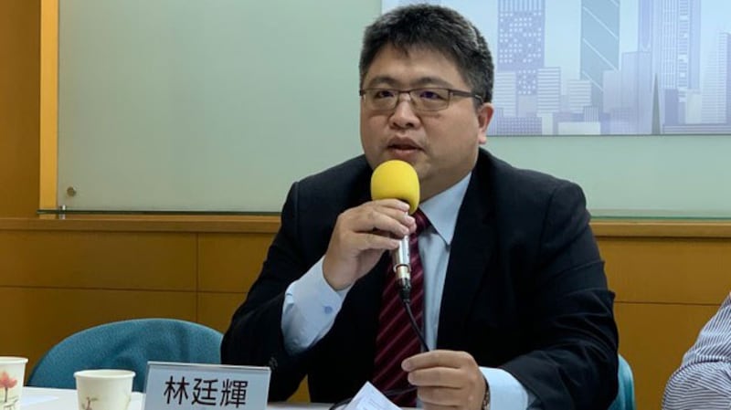 台湾国际法学会副秘书长林廷辉强调，台湾要设计护照也不需要北京同意，台湾要在护照上用哪些图片、字眼、标志、符号，这些都是台湾可以自己决定。（RFA资料照）