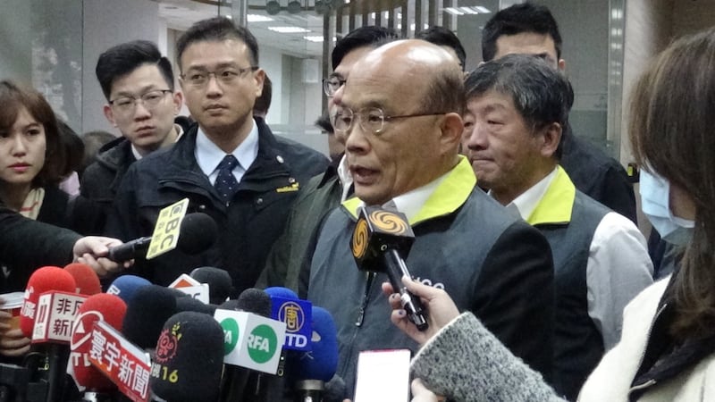 台湾行政院长苏贞昌29日视察台湾中央疫情指挥中心前受访。(记者夏小华摄)