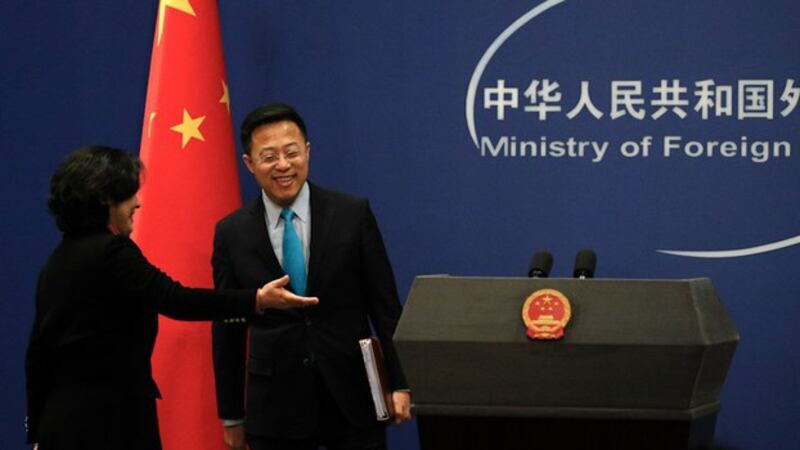 中国外交部发言人赵立坚(右)在推特上称,在武汉导致疫病的新冠病毒可能是由美国军人带去的。(美联社)