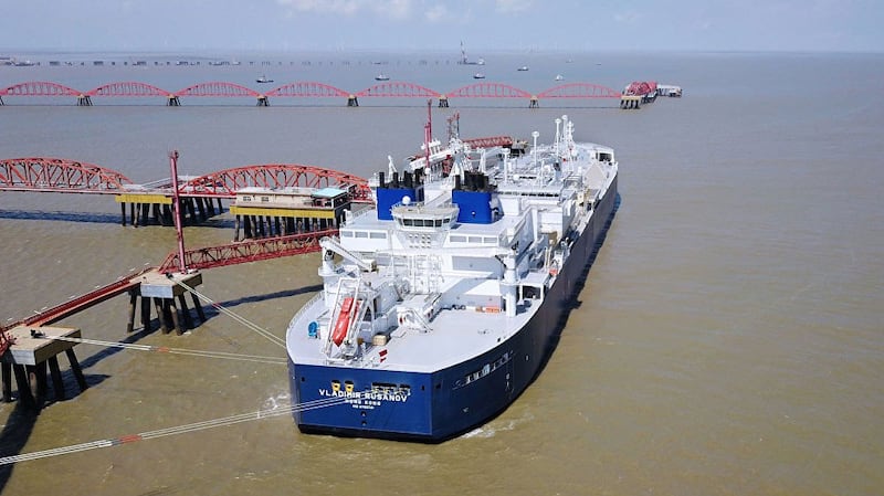 资料图片:2018年7月,俄罗斯"弗拉基米尔·鲁萨诺夫"号和"爱德华·托尔"号两艘Arc7冰级液化天然气(LNG)油轮已经往中国运送首批两批"亚马尔液化气"。两艘油轮首次独立穿越北方海路东线航行,9天内按期到达。(AFP)