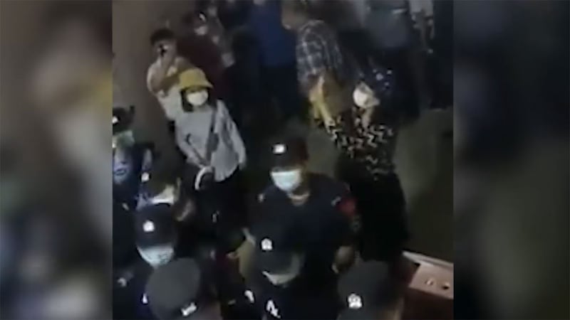 福建厦门一个家庭教会周日(3日)举行聚会时,公安和城管等多个部门的人员以违法传道为由禁止活动,有信徒谴责公安使用暴力,除了打人,还把人拖到住宅外面,又抢走他们的手机。(视频截图)