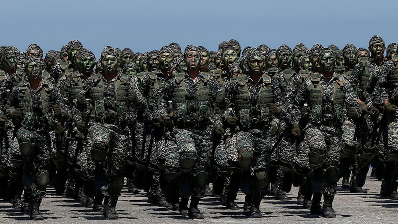 资料图片:2017 年 7 月 13 日,台湾海军陆战队在高雄海军基地参加军事演习。 (路透社)