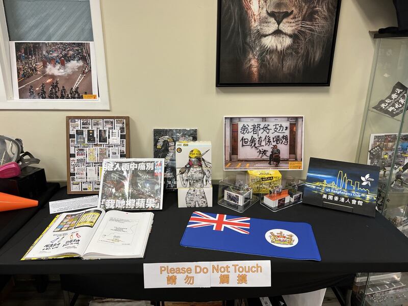 現場有不少由全球各地港人借出的社運物件，包括頭盔、防毒面具、標語牌等