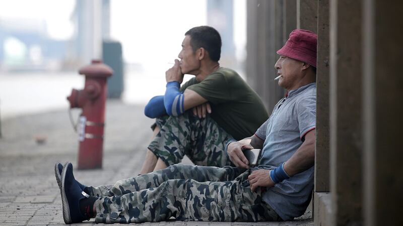 2019年5月16日,工人在天津港附近的物流中心外休息。(路透社)