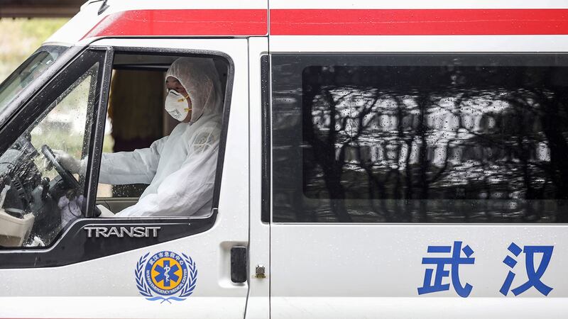 武昌方舱医院医疗队医生说,如果连续出现小区新发病人,说明防控还有一定漏洞!(资料图/路透社)