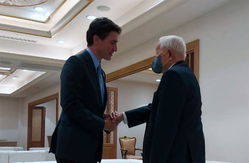 加拿大总理特鲁多,借APEC欢迎晚宴,私下向代表台湾总统蔡英文的台积电创办人张忠谋致意。(台湾代表团提供)