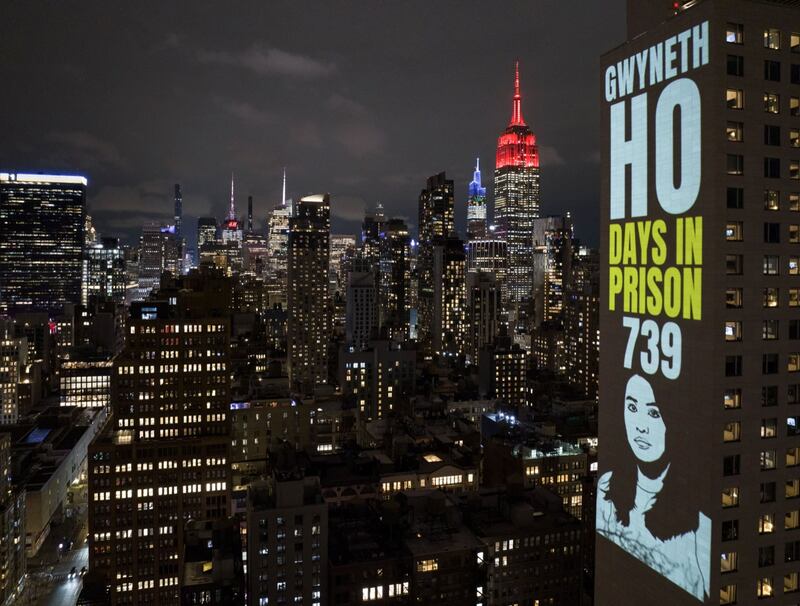 在国际妇女节前夕,"香港自由委员会"(The Committee for Freedom in Hong Kong Foundation)把香港女政治犯的肖像投射在纽约摩天大厦的外墙上,并列出她们失去自由的日子。 ("香港自由委员会"提供)