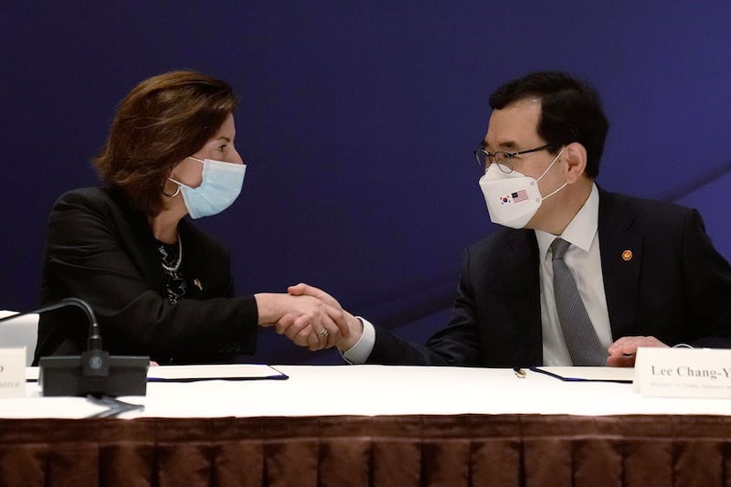 2022年5月21日,韩国产业通商资源部长官李昌洋(右)和美国商务部长吉娜·雷蒙多在首尔君悦酒店举行会谈。(美联社)