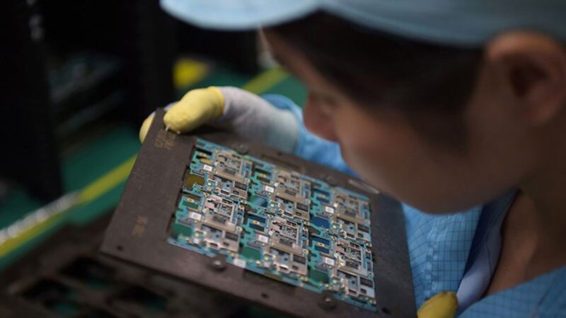 有专家指出,中国在高端芯片的研发和生产技术方面落后世界至少十年。(法新社资料图)