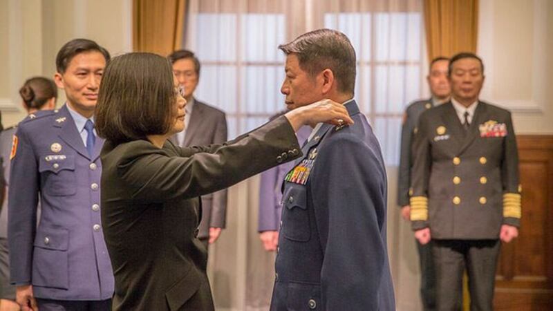 台湾前国防部副部长张哲平遭受调查。图为,2018年蔡英文总统为张哲平授階空军总司令。( 台湾总统府资料照)