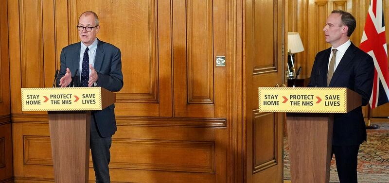 图为,2020年3月30日,英国首席科学顾问帕特里克·瓦朗斯(左)和英国外交大臣多米尼克·拉布(右)在伦敦举行一场远程新闻发布会。 (法新社)