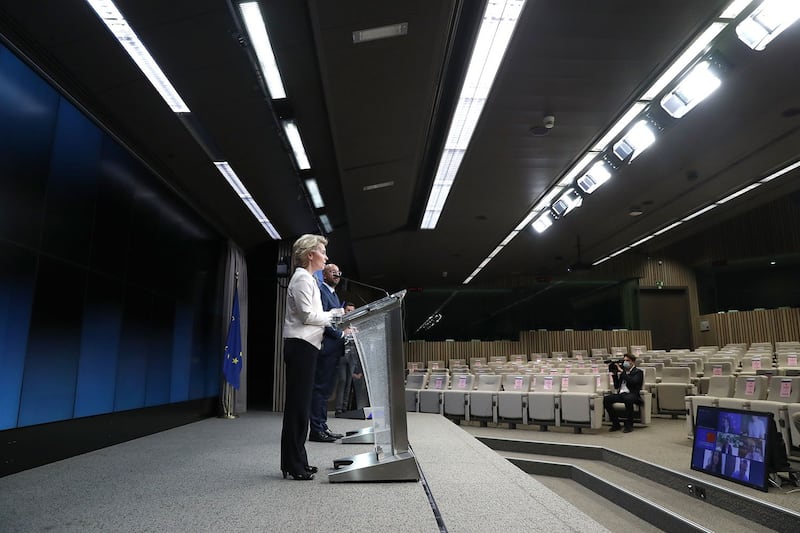 冯德莱恩(Ursula von der Leyen)还提出,疫情危机期间,中国在欧洲进行的假信息宣传活动,而这类活动正在损害欧盟与中国之间的关系。(法新社)