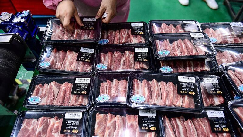 数个月前,在北京新发地农贸批发市场发生的新冠疫情,当局对病毒源头经过数个月的调查,最后也把调查结果指向境外疫情高发区的冷链进口食品。(法新社资料图片)