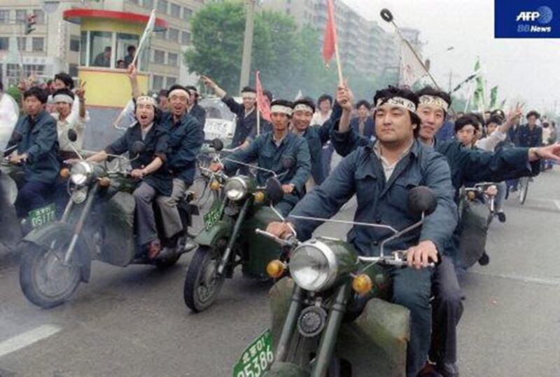 1989年5月18日,以个体户为主的北京民众组成摩托车队声援绝食学生。北京戒严后,摩托车队称为飞虎队,四处传播军队进城消息,呼吁民众前往拦阻。其成员很多在六四后被判重刑。( 吴仁华@wurenhua/AFP )