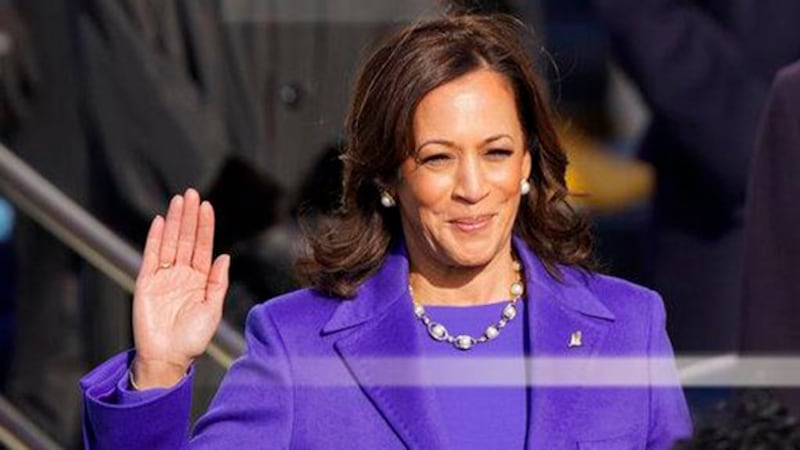 卡玛拉·哈里斯(又称贺锦丽)宣誓就任新一任的美国副总统。(AP)
