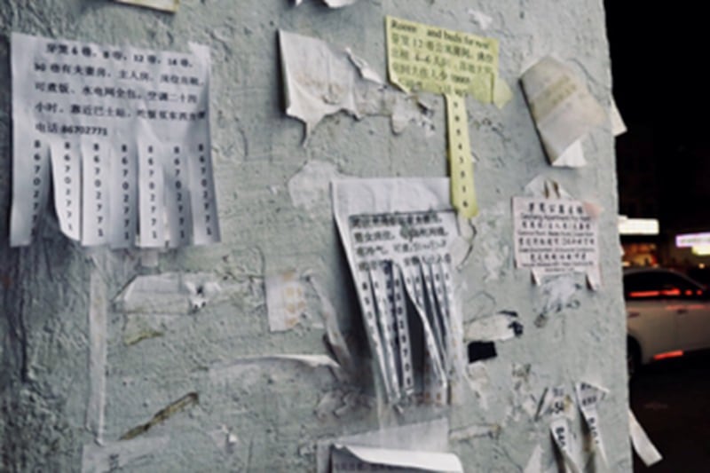 新加坡街头为中国劳工贴出的中文租屋广告(宋家瑜拍摄)