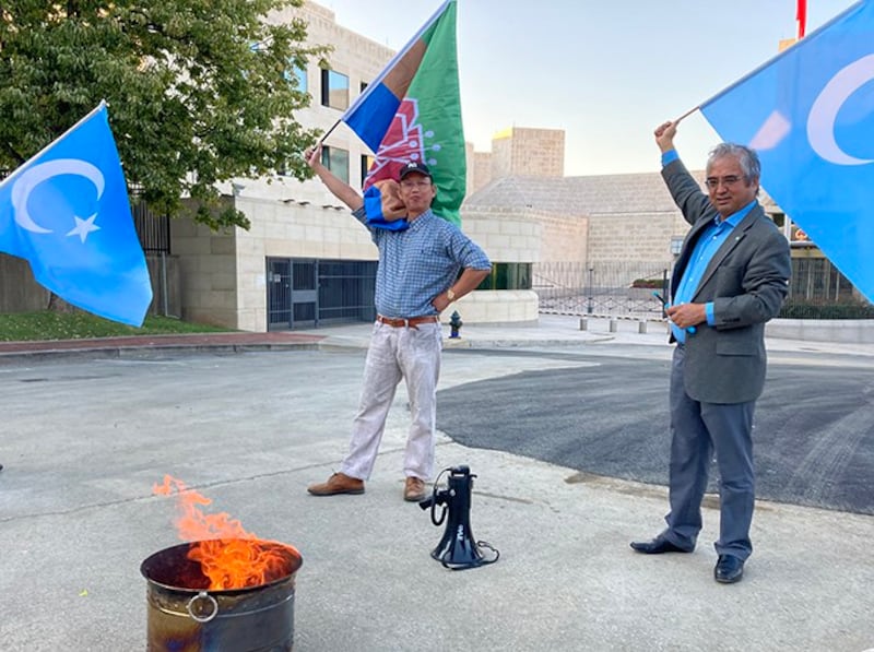 活动参加者点燃了用于焚烧中国国旗和中共党旗的火盆(伊利夏提提供)