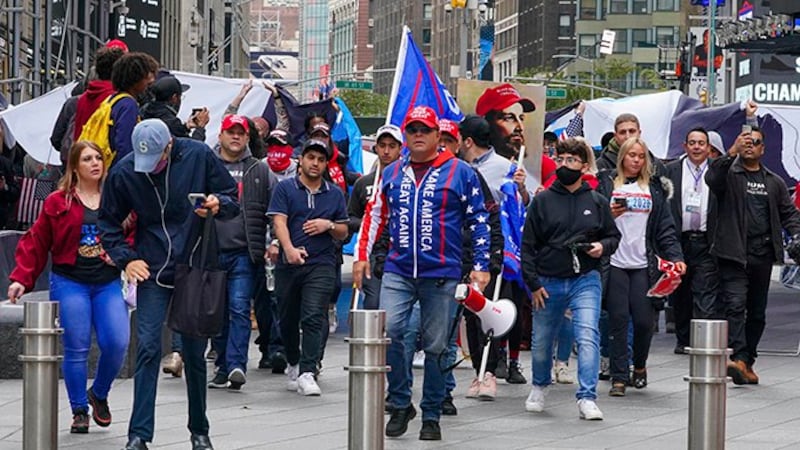 2020年10月25日,部分民众在美国纽约街头参加总统大选的竞选活动。(美联社)