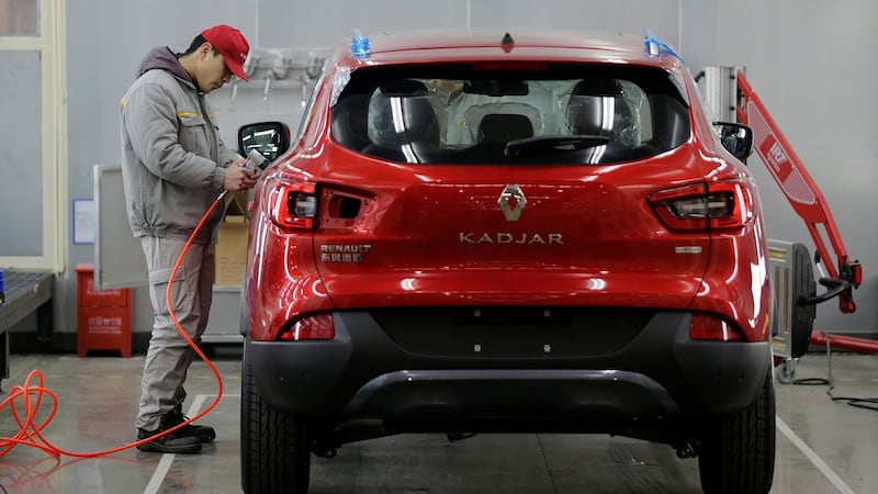 3月份,中国汽车销量为143万辆,同比下滑了43.3%,第一季度累计销量同比下滑了42.4%。(路透社资料图片)