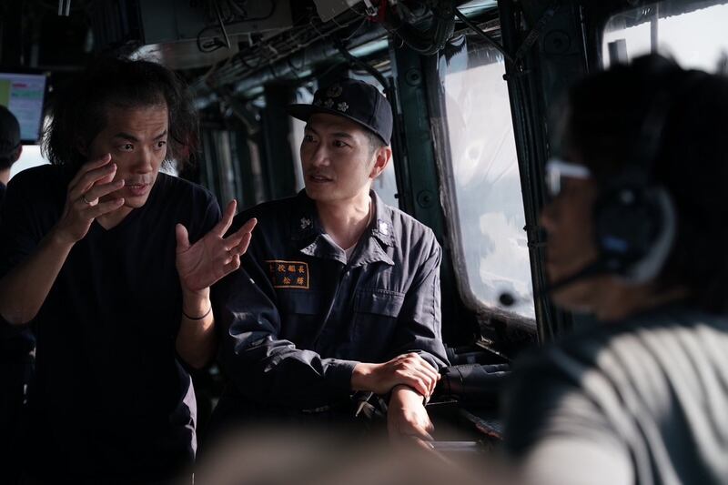 台湾军方拍摄军事场景，导演罗景壬（左）希望透过这部战争剧集让世界看见台湾有抵抗的决心。（罗景壬提供）