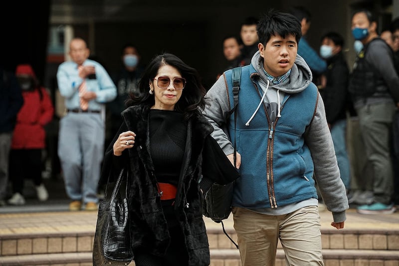 黎智英太太与黎智英儿子出席旁听。(路透社)