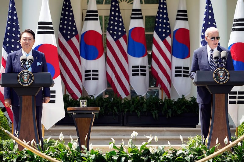 2023年4月26日,美国总统拜登和韩国总统尹锡悦在华盛顿白宫玫瑰园举行新闻发布会上。(美联社)