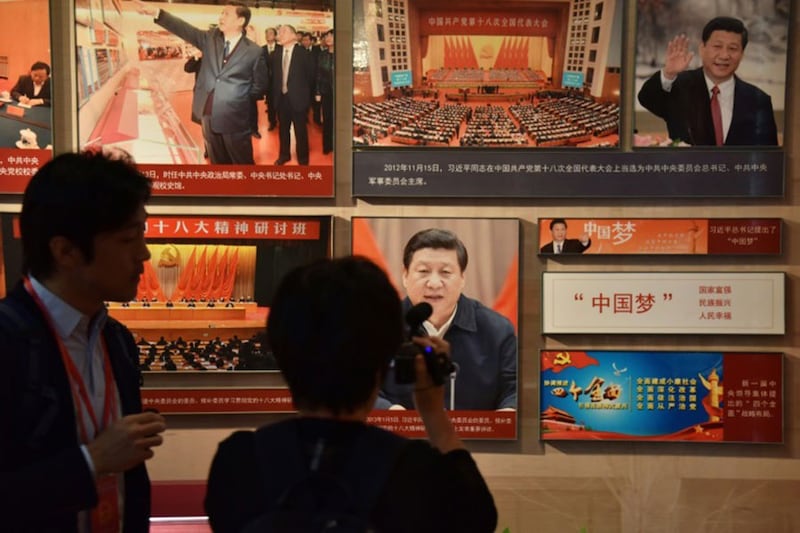 该《意见》写道,要以习近平新时代中国特色社会主义思想为指导,全面贯彻党的教育方针,坚持马克思主义指导地位,坚持社会主义办学方向。(资料图/法新社)