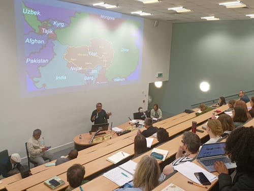 "བོད་ཀྱི་ས་ཆའི་ཐོབ་ཐང་"སྐོར་གཏམ་བཤད་གནང་སྐབས། "༡༩༥༠ ནས་བཟུང་བོད་དེ་རྒྱ་ནག་མི་དམངས་སྤྱི་མཐུན་རྒྱལ་ཁབ་ཀྱིས་ཁྲིམས་འགལ་”བཙན་བཟུང་བྱས་སྐོར་གླེང་པ།