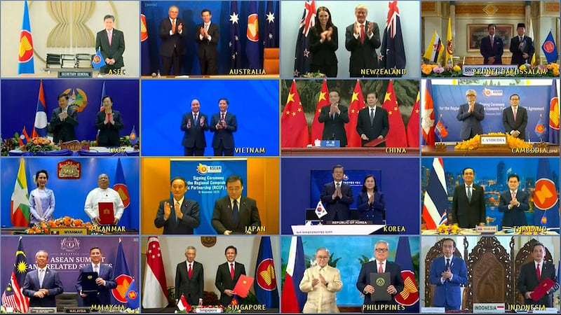 《区域全面经济伙伴关系协定》RCEP的签署仪式周日（15日）在越南河内举行，十五个参与国家代表以视像形式与会，并由经贸部长签署协定。（AP）