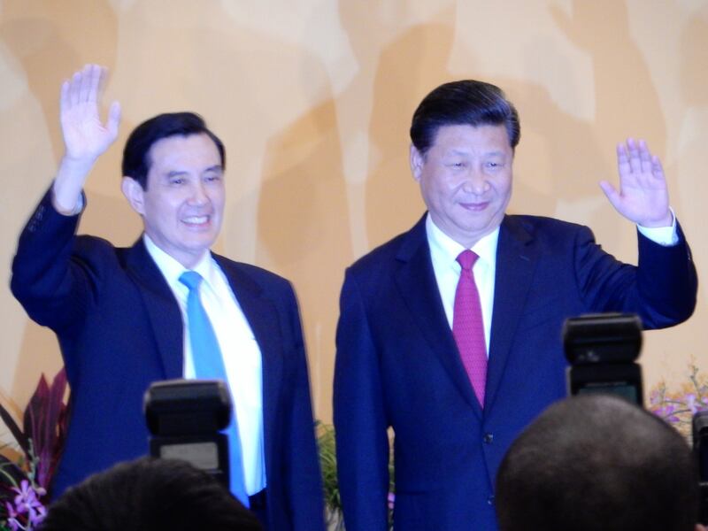 2015年11月7日,两岸分治66年首次,两岸领导人习近平、马英九在新加坡、四百多名各国媒体记者见证下,完成八十一秒的历史一握。(资料照、记者夏小华拍摄)