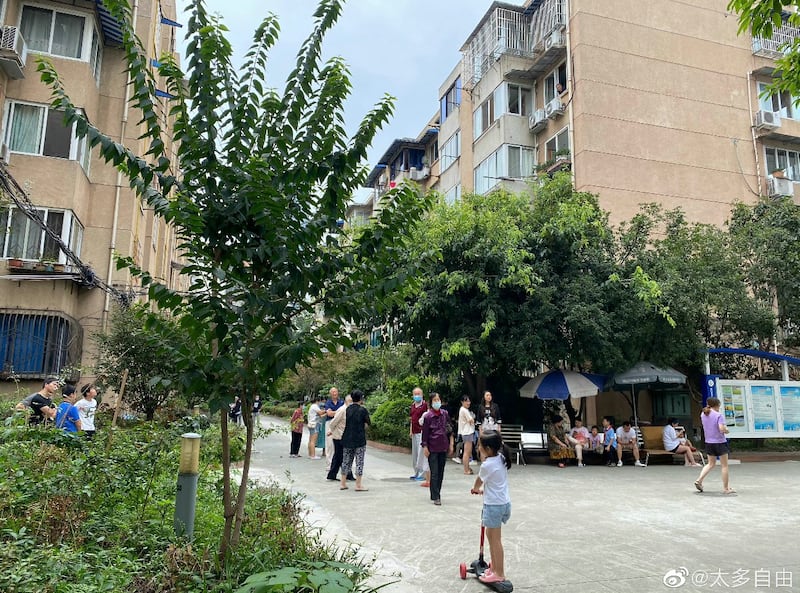 成都一小区居民在地震发生后,立即下楼躲避。(网络图片/古亭提供)