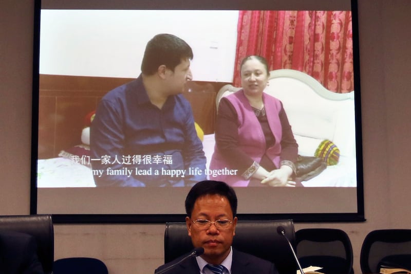 2021年3月18日,新疆维吾尔自治区党委宣传部副部长徐贵相,在北京外交部举行新闻发布会上,播放了维吾尔人赞扬中国对穆斯林少数民族政策录像。(美联社)